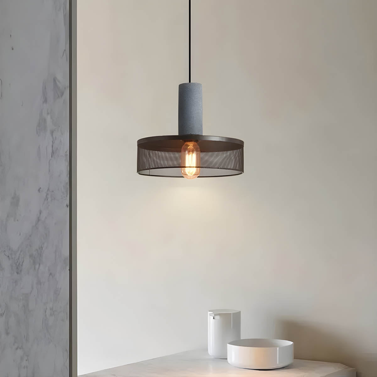 Industriell pendellampe i betong og jern med moderne design, tilfører stil og eleganse til ethvert rom.
