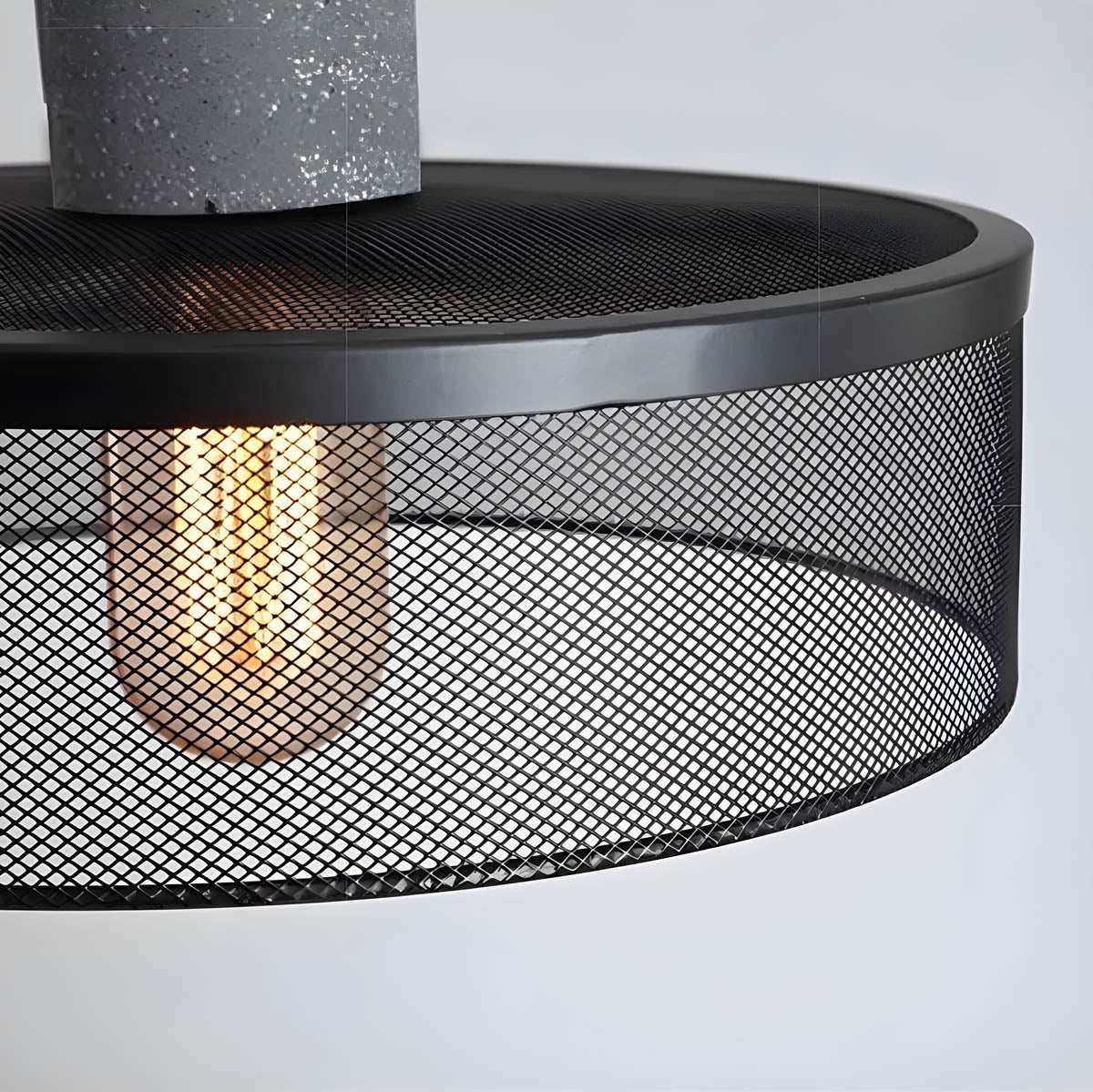 Industriell pendellampe i betong og jern med moderne design, tilfører stil og eleganse til ethvert rom.