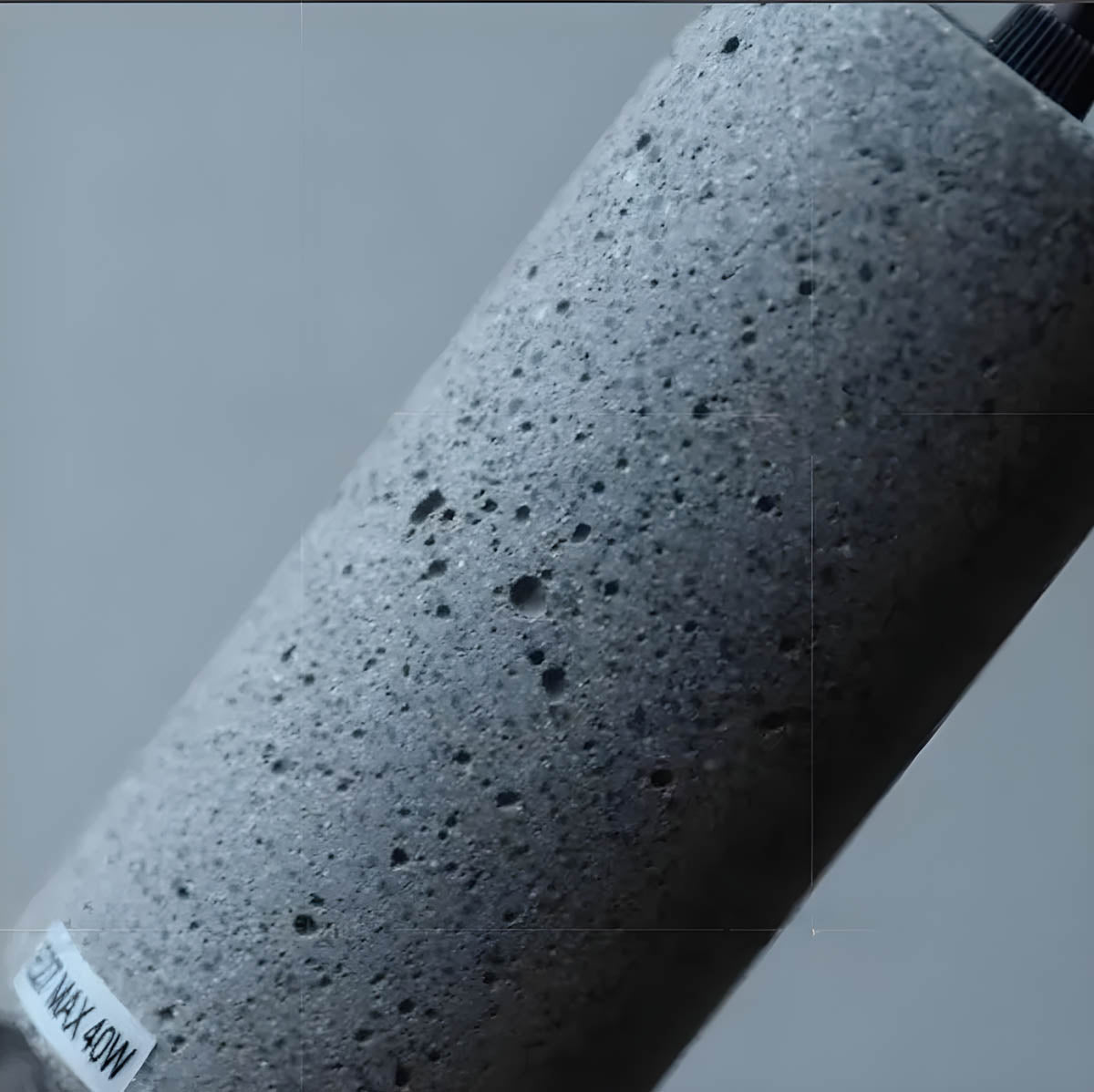 Industriell pendellampe i betong og jern med moderne design, tilfører stil og eleganse til ethvert rom.