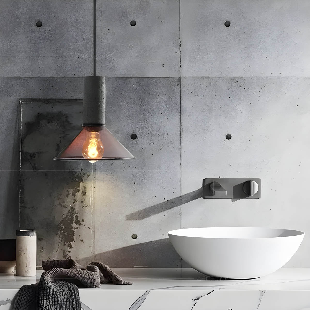 Industriell pendellampe i betong og jern med moderne design, tilfører stil og eleganse til ethvert rom.