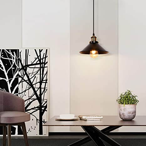 Elegant industriell retro taklampe i svart metall, ideell for stuebelysning