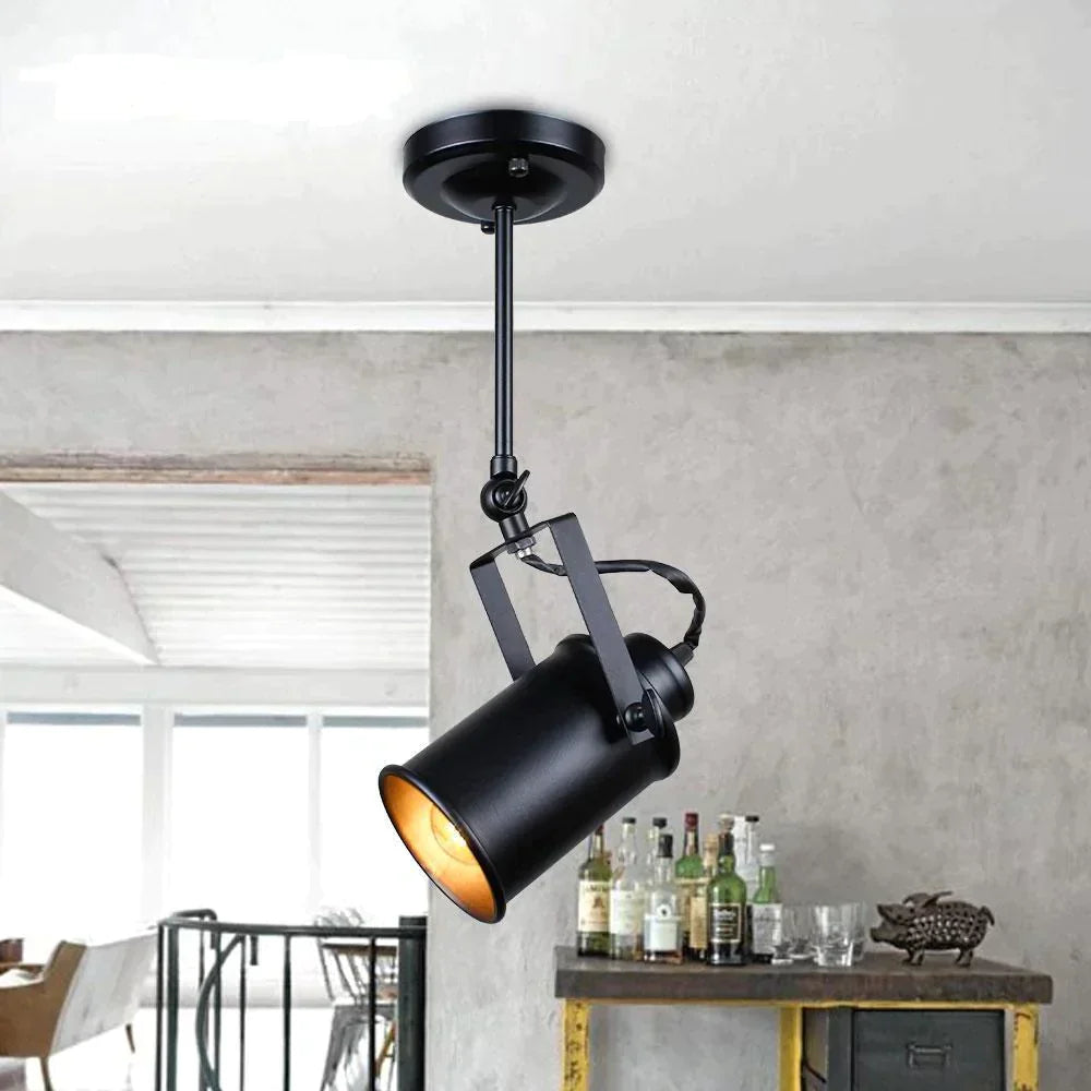 "Industriell taklampe med svart metallskjerm. Elegant vintage og moderne stil. Robust metall for holdbarhet."
