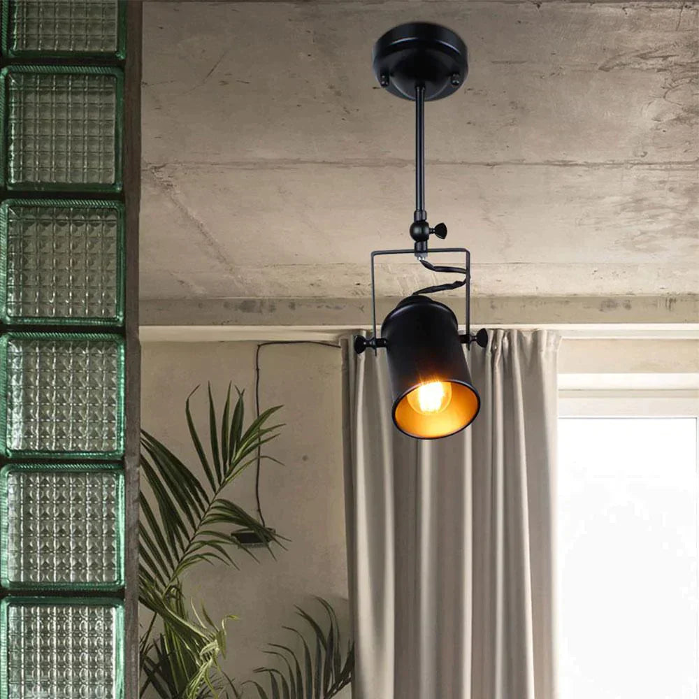 "Industriell taklampe med svart metallskjerm. Elegant vintage og moderne stil. Robust metall for holdbarhet."
