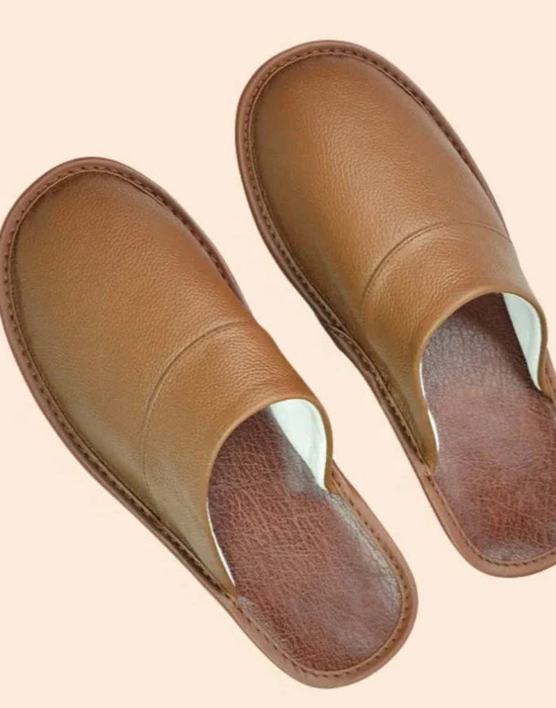 "Innendørstøfler i ekte skinn med sklisikker såle, grå farge, termofôr for varme og komfort."