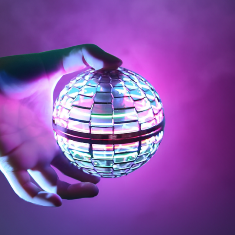 Nærbilde av en USB-oppladbar flygende ball med intrikate detaljer, klar for timer med moro.
