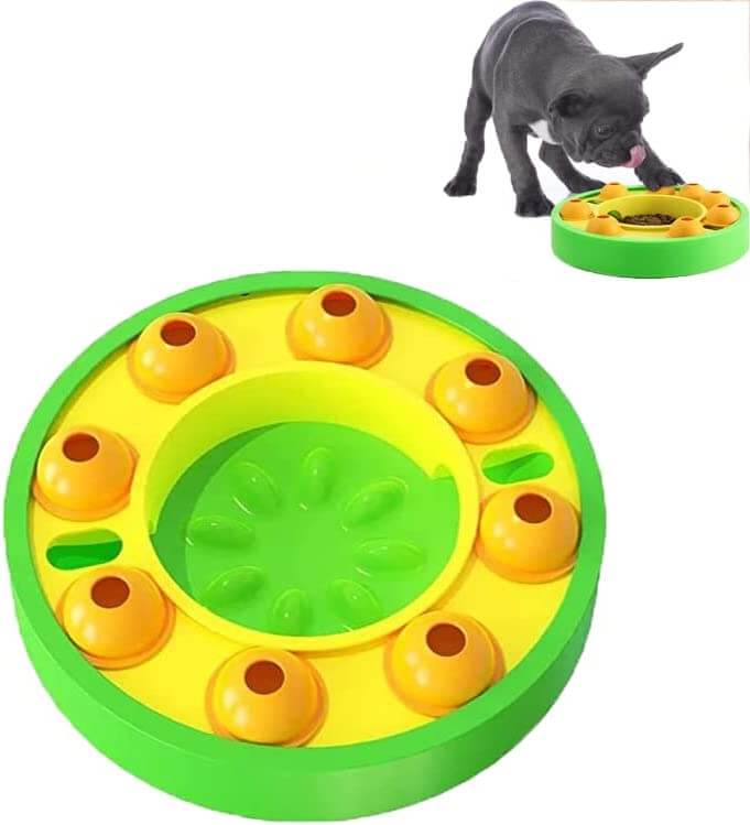 Hundens poter arbeider med interaktiv fôringsleke. Bra for hundetrening, tålmodighet og mental stimulering.