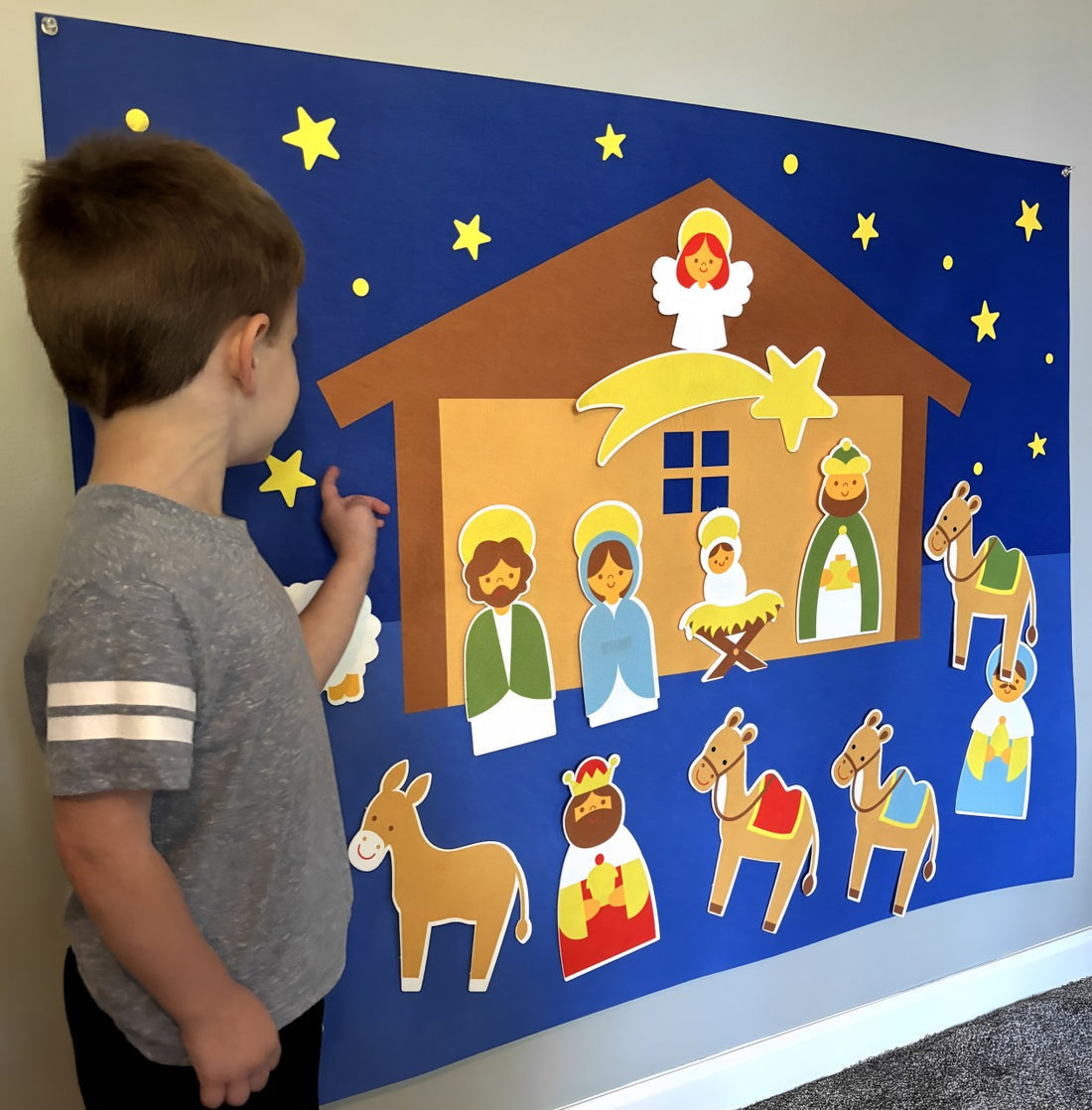 Interaktiv julekrybbe i filt for barn med uttakbare figurer, perfekt for pedagogisk lek og læring om julen.