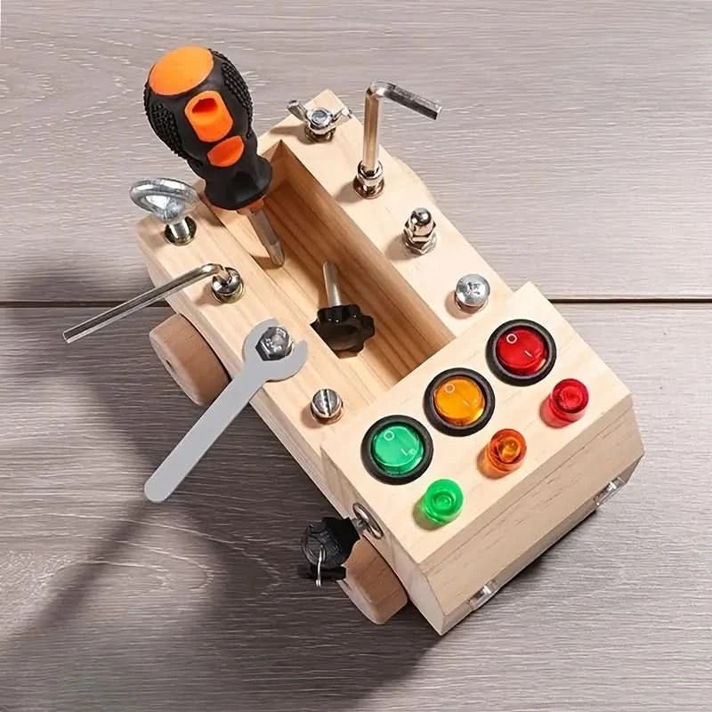 Nærbilde av interaktivt læringsbrett med låser, knapper og perler for små barns læring