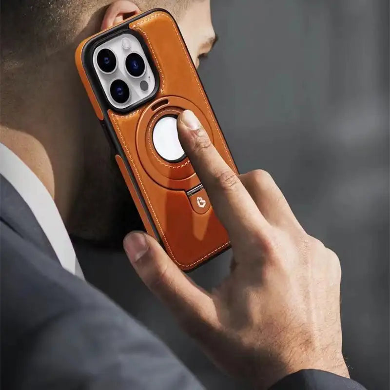 Nærbilde av iPhone-deksel som fremhever teksturen i PU-skinnet og det diskrete stativet.
