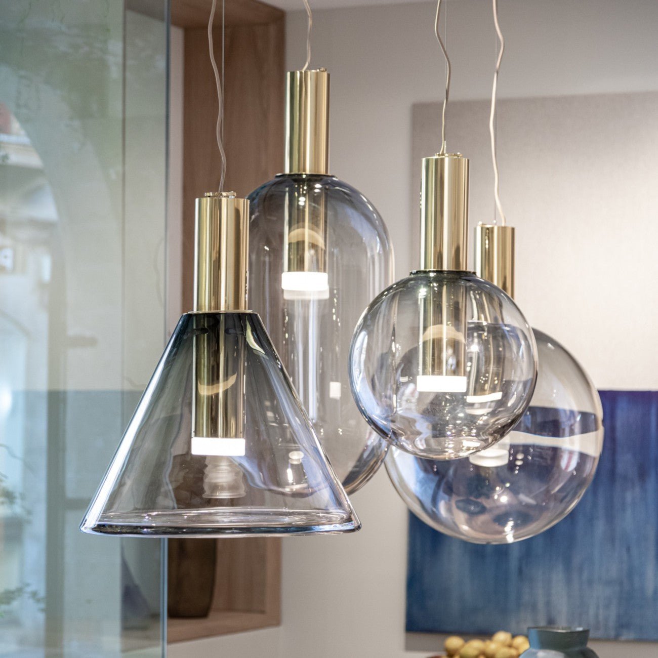 "Isabel Collection pendellampe med ventilert design, diffus lys, sfærisk form, justerbar kabel, elegant takbelysning."