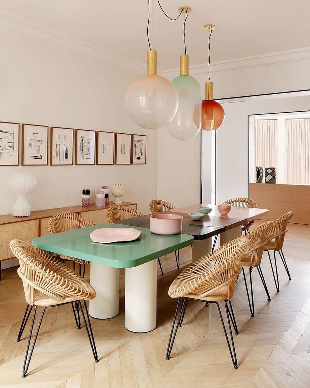 "Isabel Collection pendellampe med ventilert design, diffus lys, sfærisk form, justerbar kabel, elegant takbelysning."