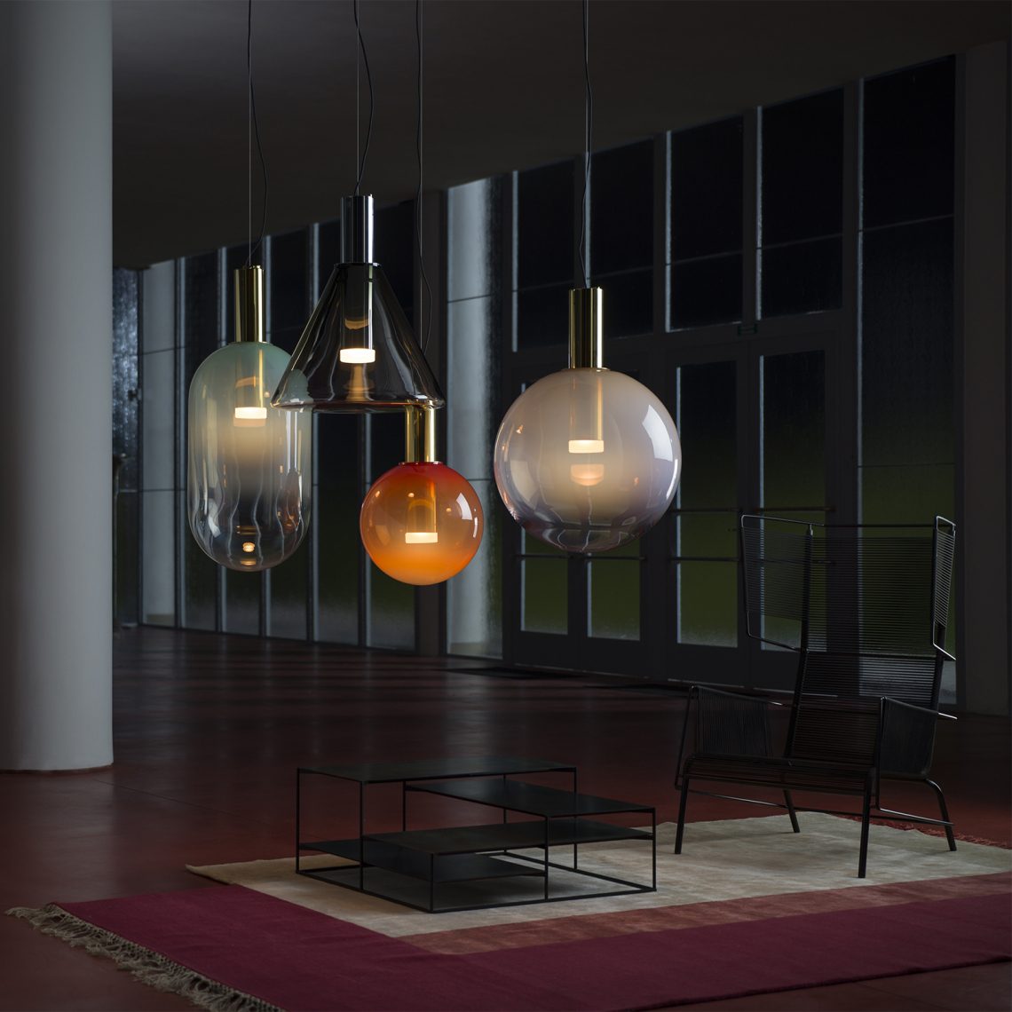 "Isabel Collection pendellampe med ventilert design, diffus lys, sfærisk form, justerbar kabel, elegant takbelysning."