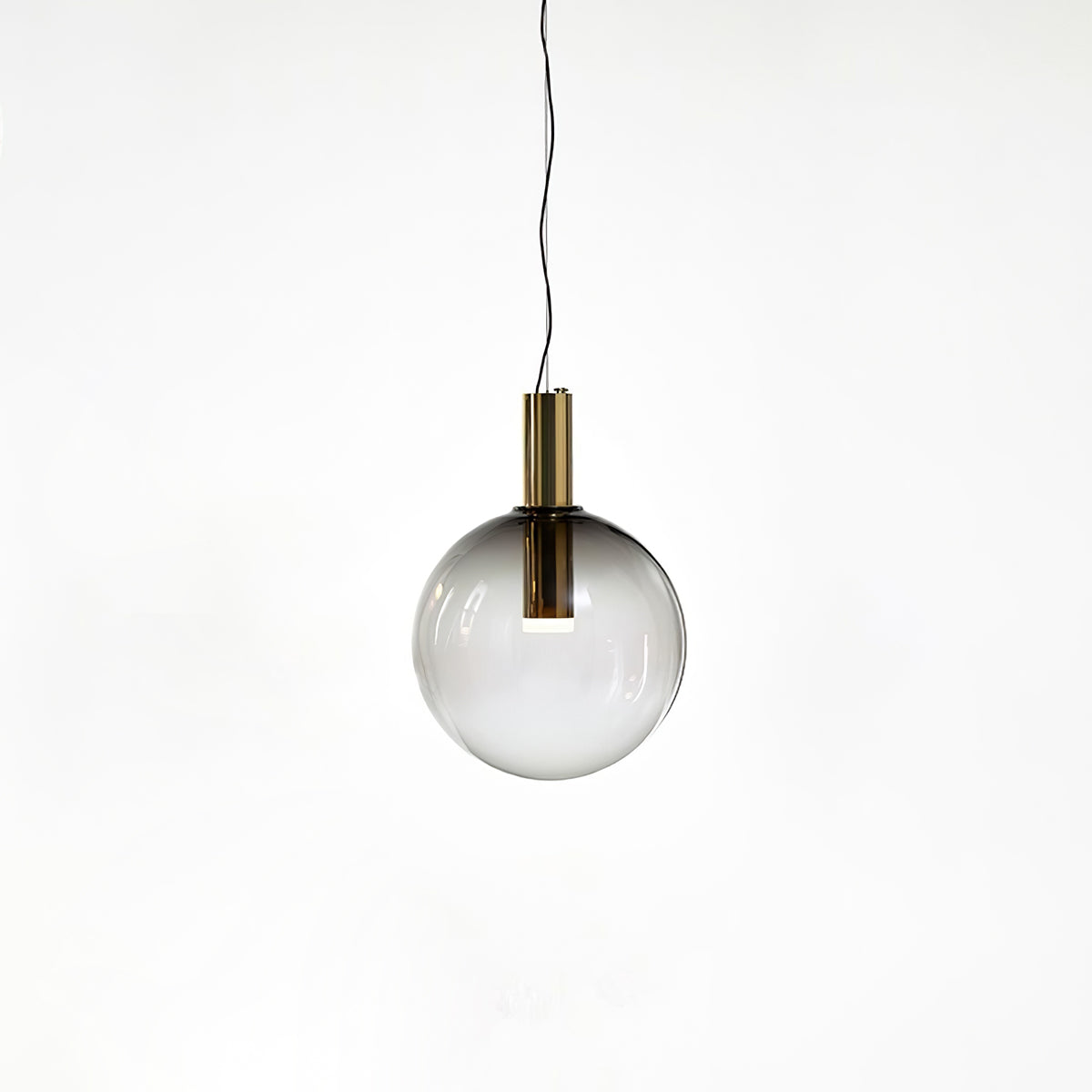 "Isabel Collection pendellampe med ventilert design, diffus lys, sfærisk form, justerbar kabel, elegant takbelysning."