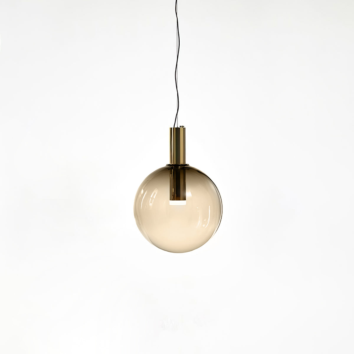 "Isabel Collection pendellampe med ventilert design, diffus lys, sfærisk form, justerbar kabel, elegant takbelysning."