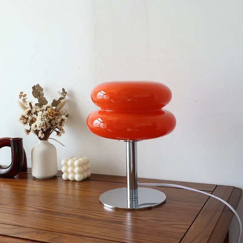"Italiensk Bauhaus-bordlampe i oransje med elegant, moderne design og justerbare lysnivåer, perfekt for interiør"