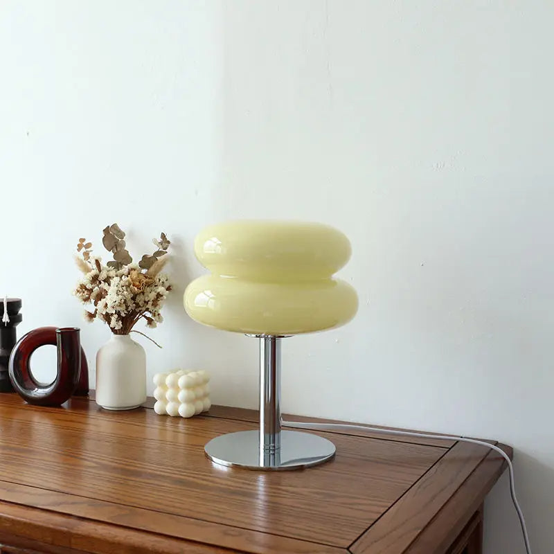 "Italiensk Bauhaus-bordlampe i oransje med elegant, moderne design og justerbare lysnivåer, perfekt for interiør"