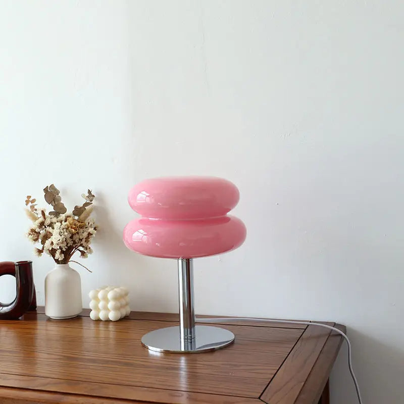 "Italiensk Bauhaus-bordlampe i oransje med elegant, moderne design og justerbare lysnivåer, perfekt for interiør"