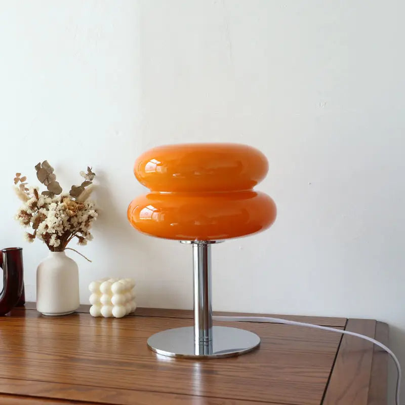 "Italiensk Bauhaus-bordlampe i oransje med elegant, moderne design og justerbare lysnivåer, perfekt for interiør"