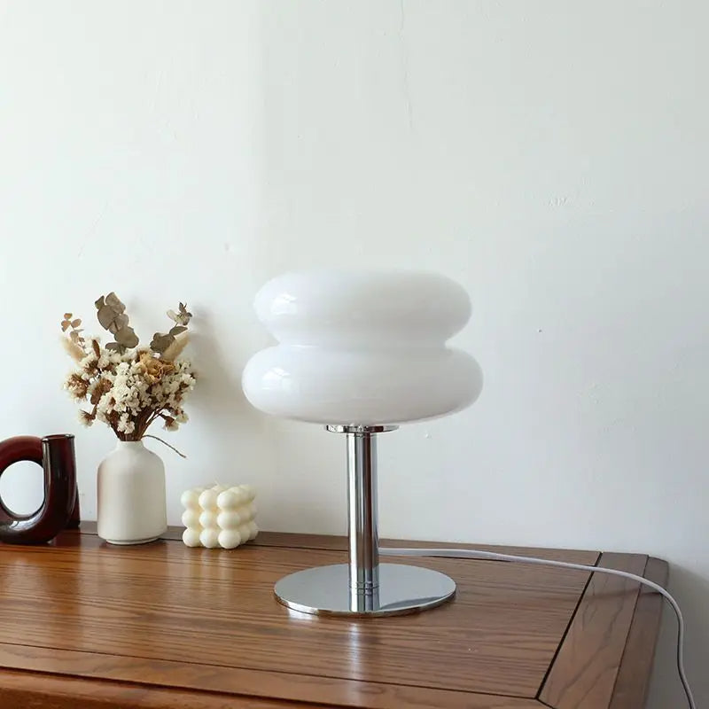 "Italiensk Bauhaus-bordlampe i oransje med elegant, moderne design og justerbare lysnivåer, perfekt for interiør"