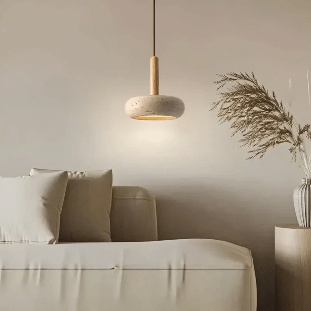 Koselig taklampe i japansk retro design. Gir mykt atmosfærelys til soverom eller stueinnredning.