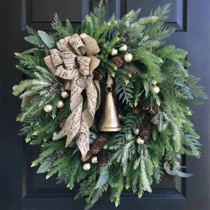 Detaljert julekrans med kongler og naturlig jutesløyfe, perfekt som festlig veggdekor.
