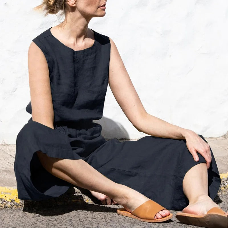 Bakfra: Kvinner jumpsuit med ryggdetaljer, høy midje og flytende vide ben, perfekt for sommerbruk.