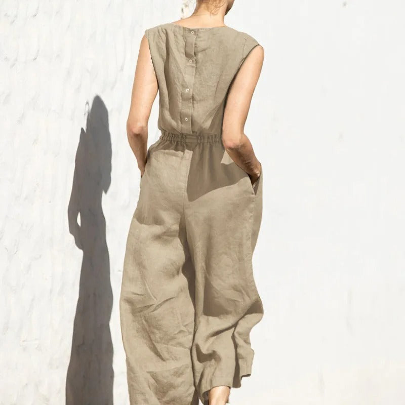 Jumpsuit for kvinner stylet casual med sandaler, perfekt for en avslappet, men chic sommerlook.