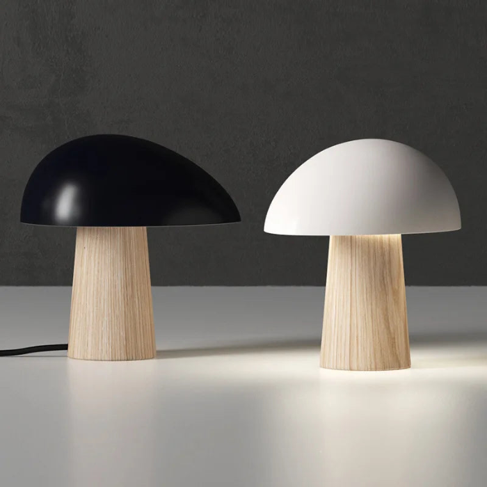 Juno bordlampe i skandinavisk stil med soppformet skjerm, metalliske detaljer og LED-lys, perfekt for moderne hjem.