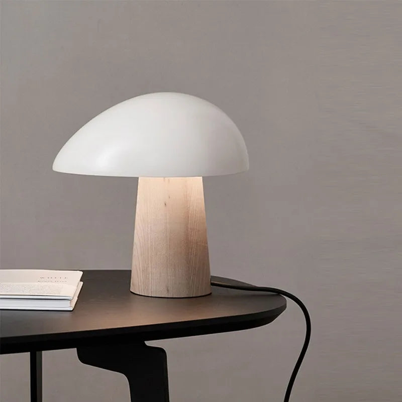 Juno bordlampe i skandinavisk stil med soppformet skjerm, metalliske detaljer og LED-lys, perfekt for moderne hjem.
