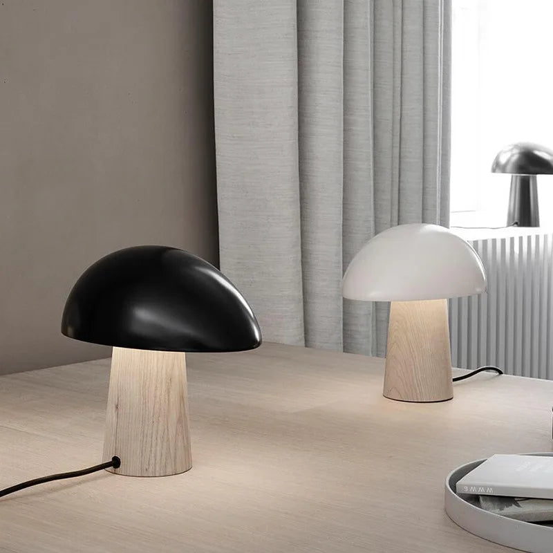 Juno bordlampe i skandinavisk stil med soppformet skjerm, metalliske detaljer og LED-lys, perfekt for moderne hjem.