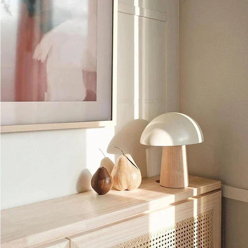 Juno bordlampe i skandinavisk stil med soppformet skjerm, metalliske detaljer og LED-lys, perfekt for moderne hjem.