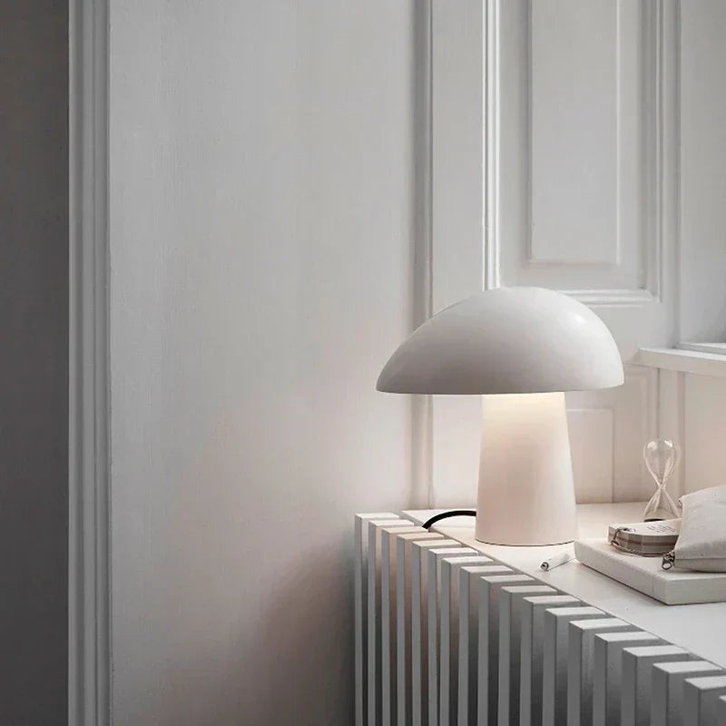 Juno bordlampe i skandinavisk stil med soppformet skjerm, metalliske detaljer og LED-lys, perfekt for moderne hjem.