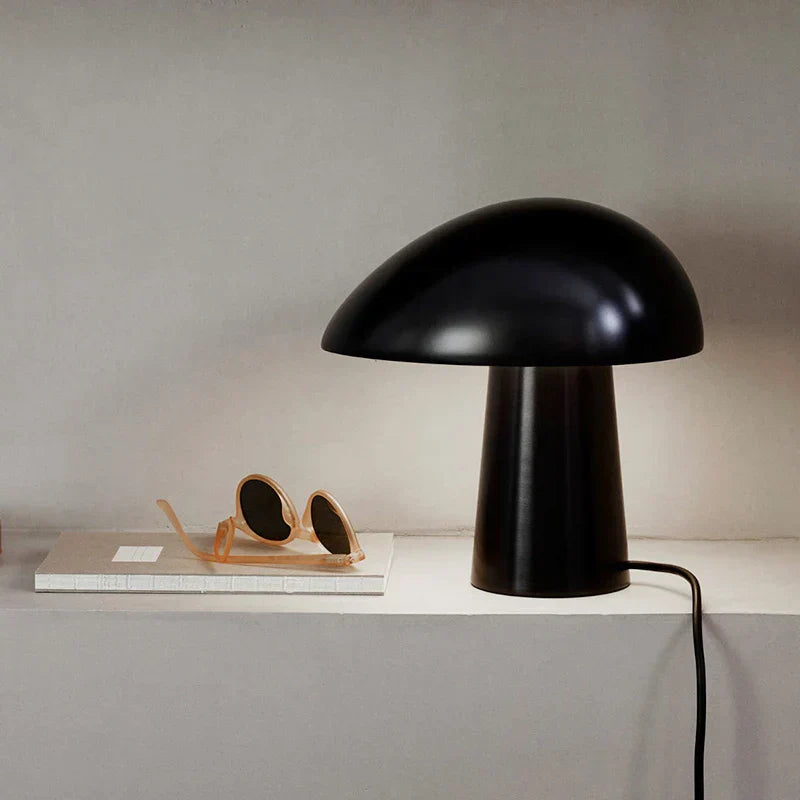 Juno bordlampe i skandinavisk stil med soppformet skjerm, metalliske detaljer og LED-lys, perfekt for moderne hjem.