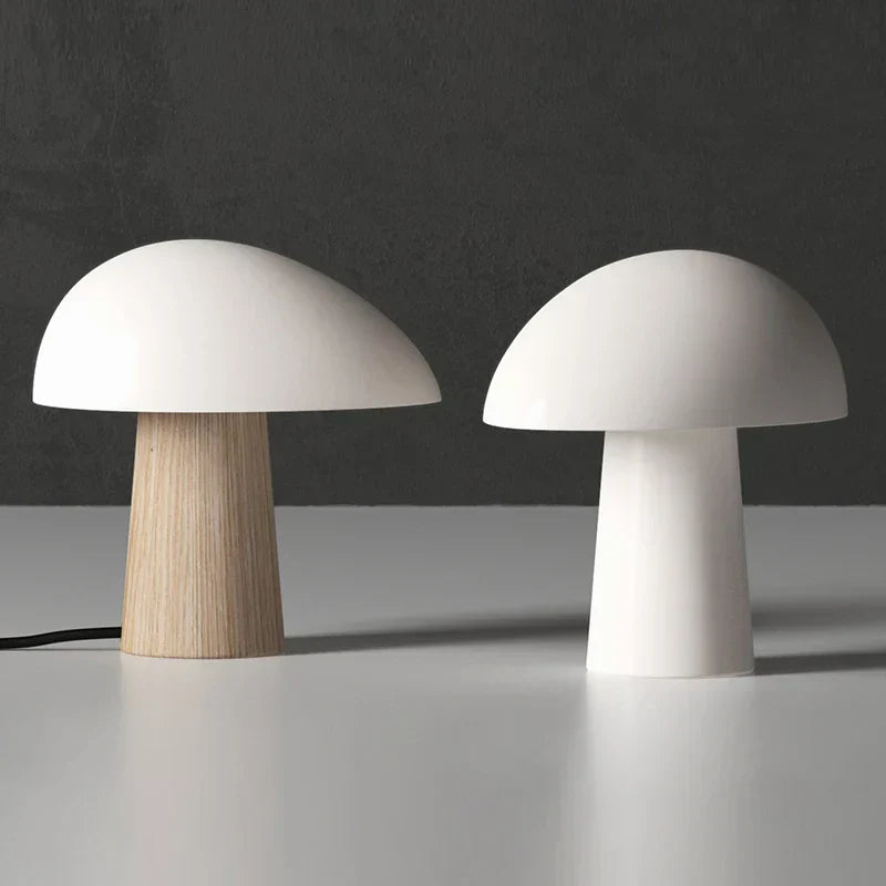 Juno bordlampe i skandinavisk stil med soppformet skjerm, metalliske detaljer og LED-lys, perfekt for moderne hjem.
