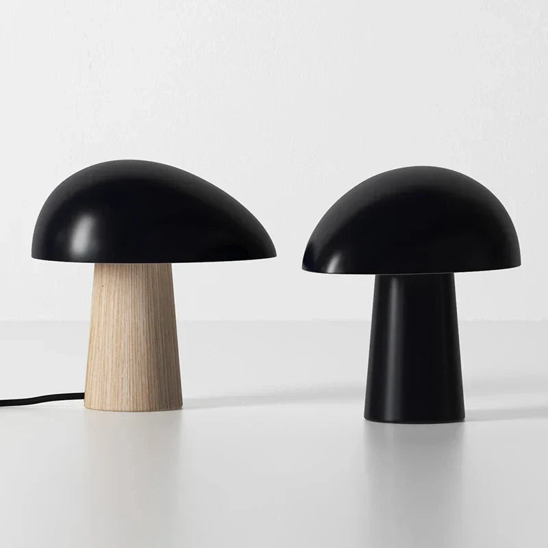 Juno bordlampe i skandinavisk stil med soppformet skjerm, metalliske detaljer og LED-lys, perfekt for moderne hjem.