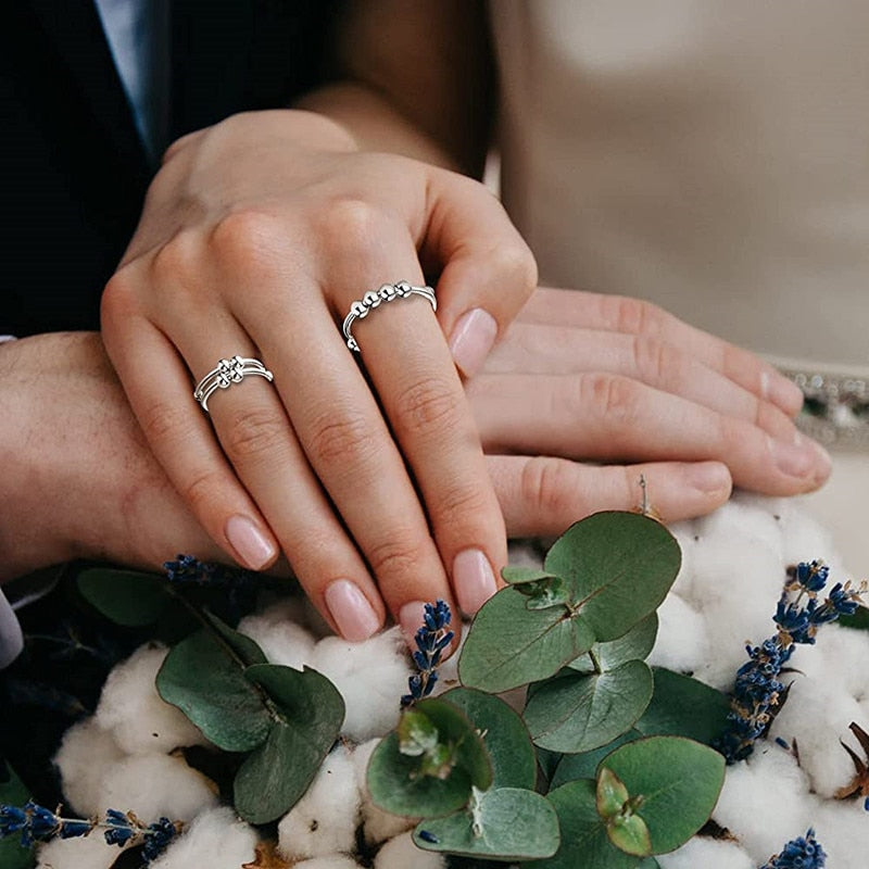 Nærbilde av kvinners antistress fidget-ring med roterende perler, justerbar for perfekt passform