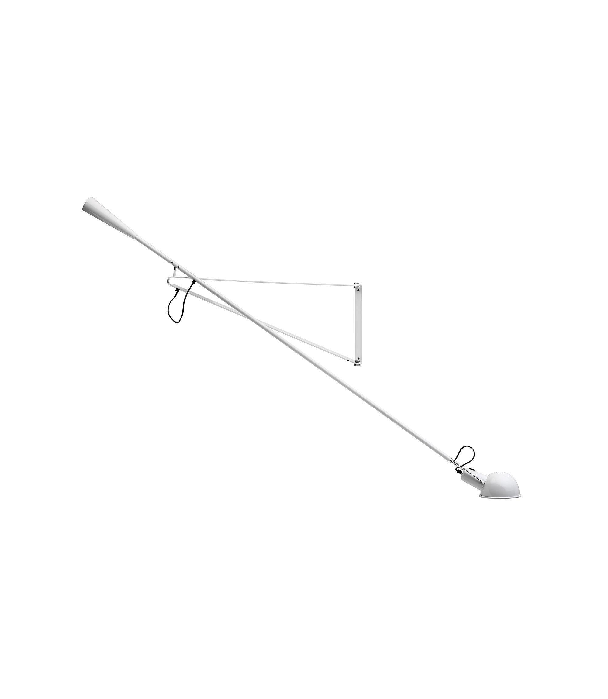 Vegglampe med justerbar lysretning. Svart industridesign, E27/E26 sokkel, ideell for lesing.