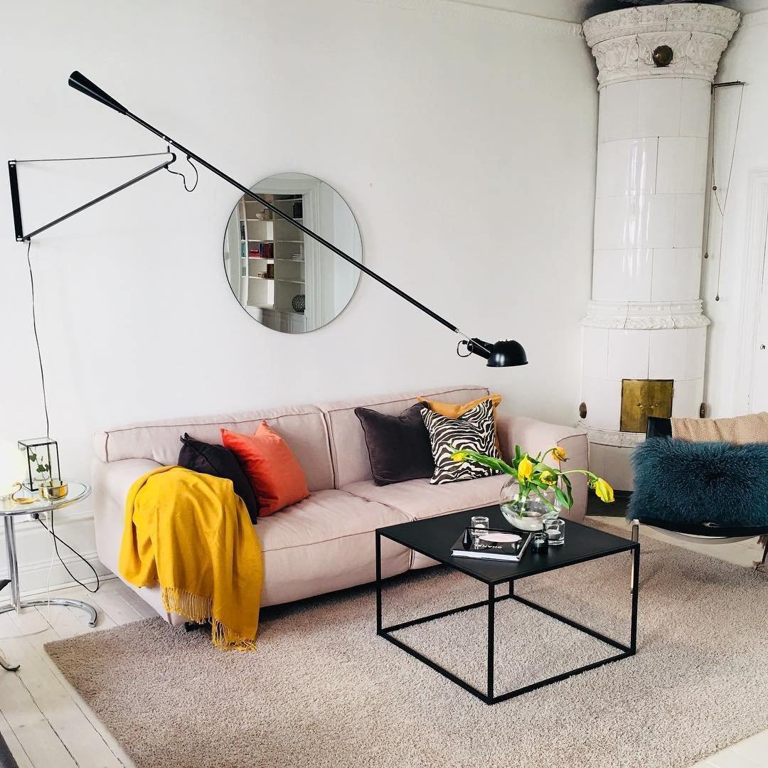 Svart justerbar vegglampe med industridesign. E27/E26 sokkel, perfekt som leselys eller aksentbelysning.