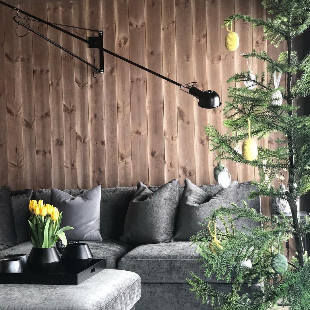 Hvit justerbar industrivegglampe. Elegant og moderne design, ideell for soverom eller kjøkkenbelysning.