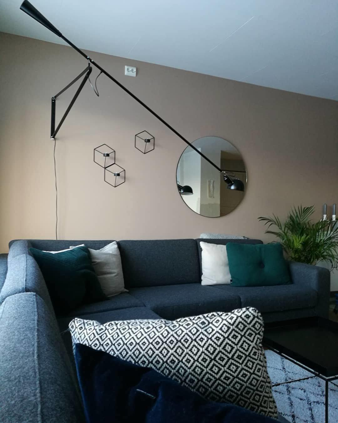 Moderne svart vegglampe, justerbar arm. Perfekt for hjemmeinnredning, skaper stemningsfull belysning.