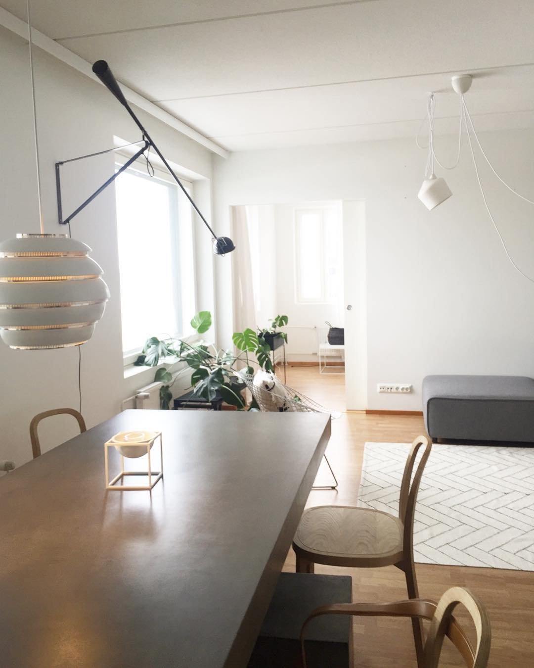 Industriell justerbar vegglampe i hvit finish. Allsidig interiørbelysning for gang, kjøkken eller stue.