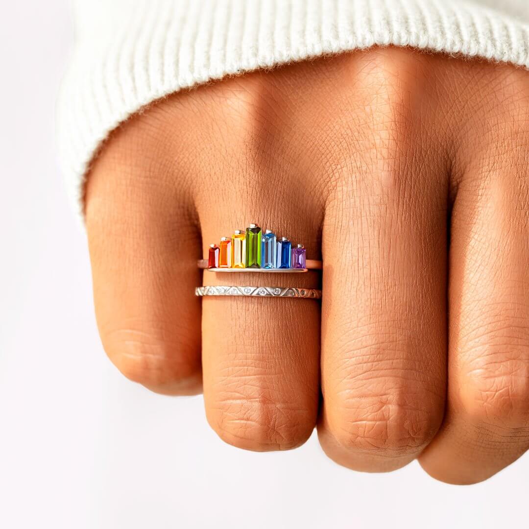 Fargerik justerbar ring med krone detalj og regnbue cubic zirconia, moderne smykker.