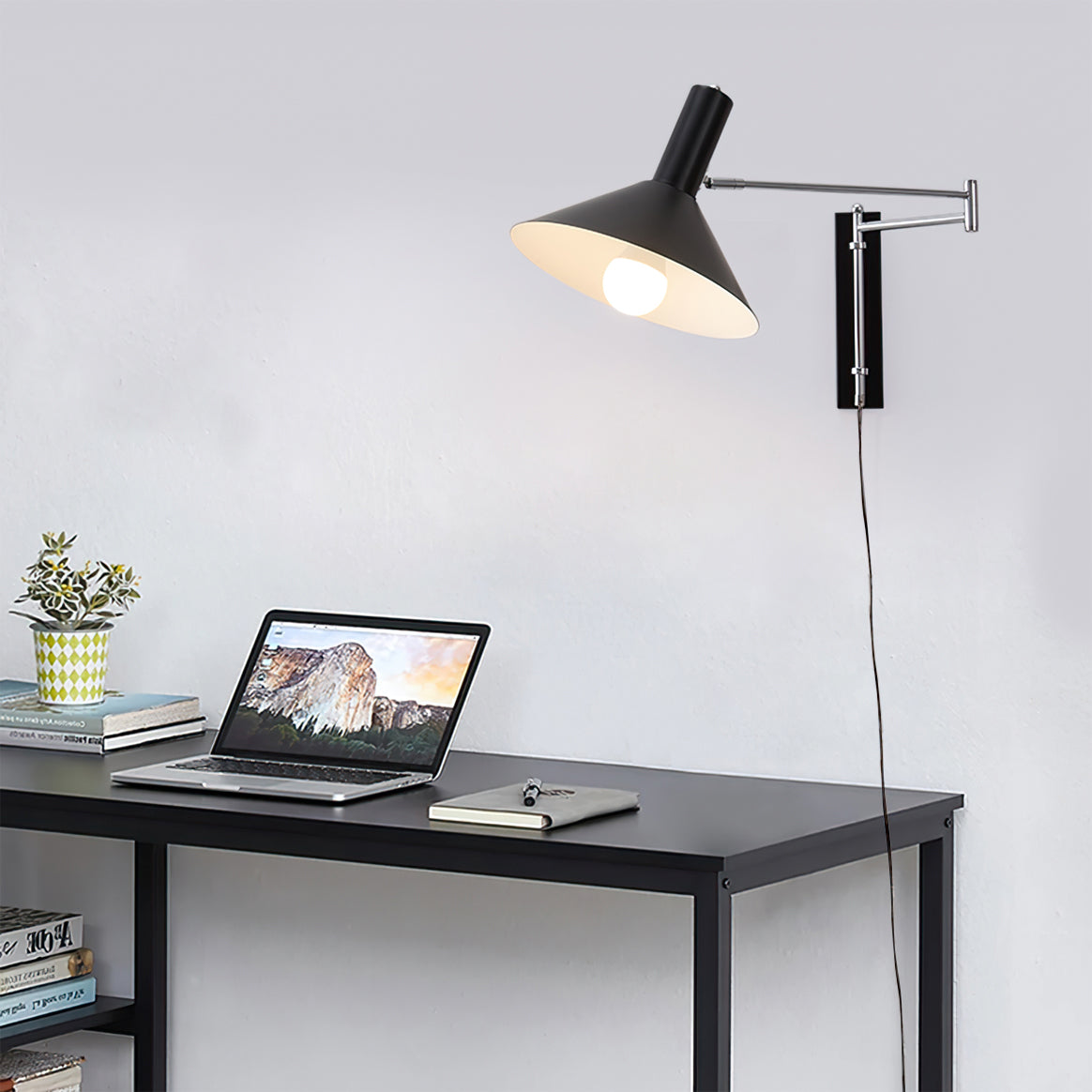 Stilren justerbar vegglampe med minimalistisk design, perfekt som soveroms- eller stuebelysning.