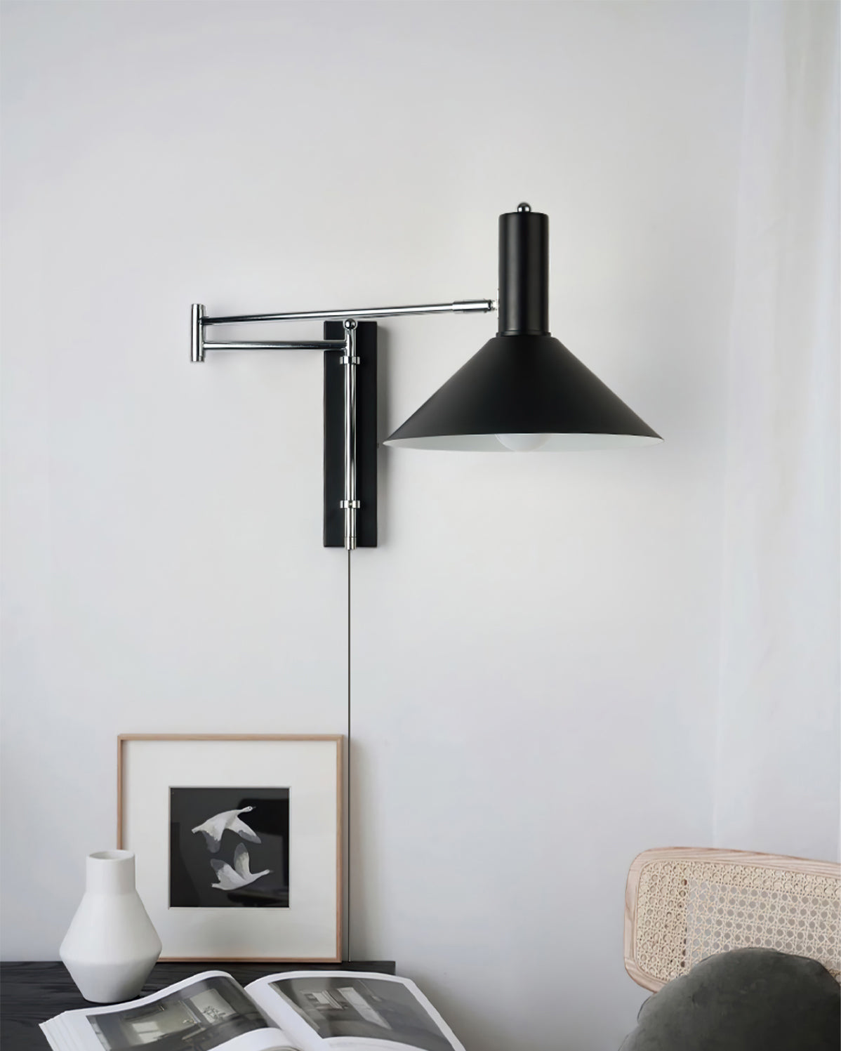 Minimalistisk vegglampe i moderne design, skaper stemningsfull belysning i stue og soverom.