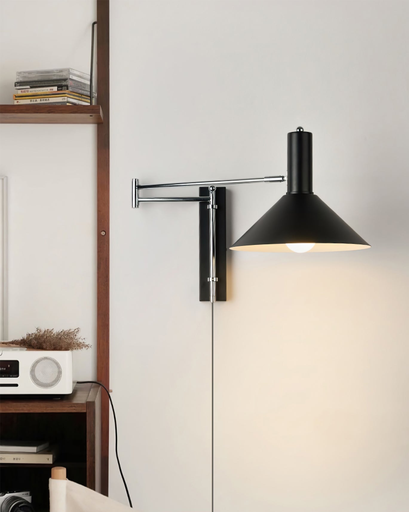 Enkel plug-in vegglampe med justerbar arm, perfekt som leselampe for soverom og stue. Nordisk stil.