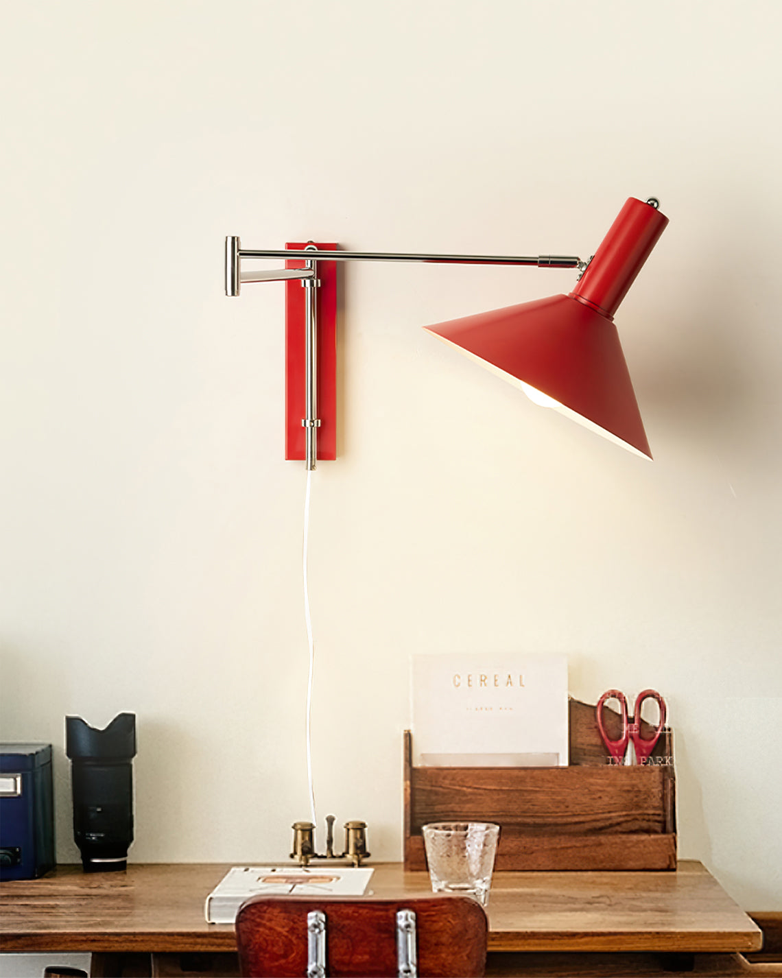 Stilren justerbar vegglampe; moderne designlampe for stue, soverom. Effektiv leselampe.