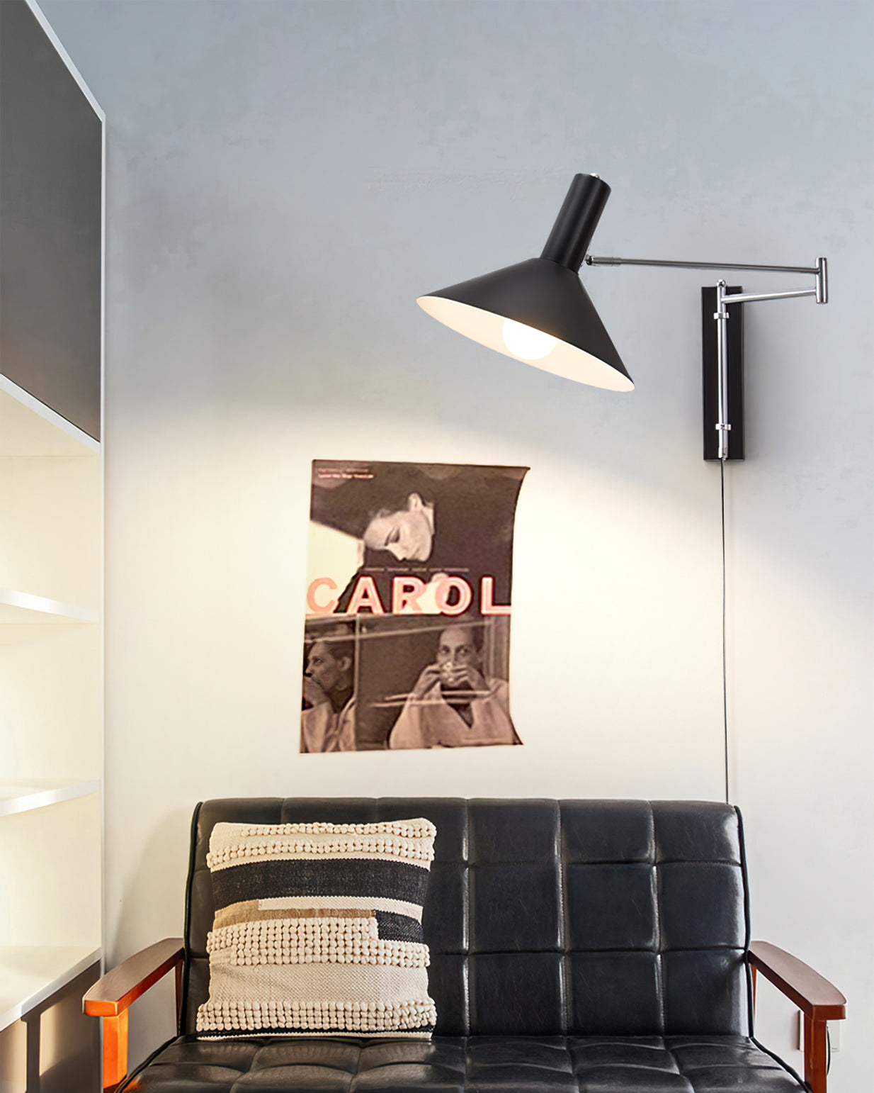 Nærbilde av den justerbare armen på en minimalistisk vegglampe, ideell for leselampe i stue/soverom.
