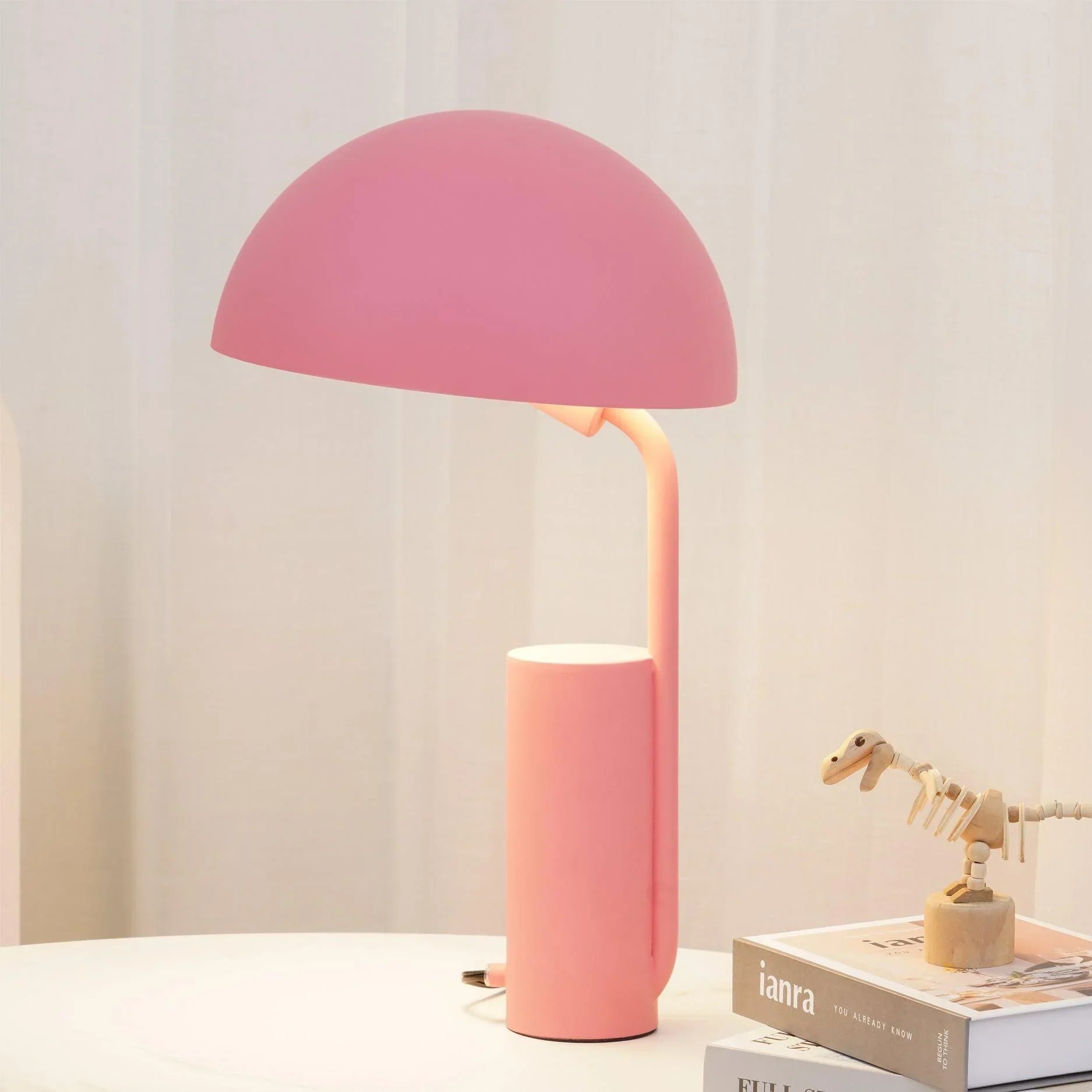 "Justerbar og stilfull Cap bordlampe med geometriske former, tilgjengelig i hvit, rosa og svart. Perfekt for moderne interiør