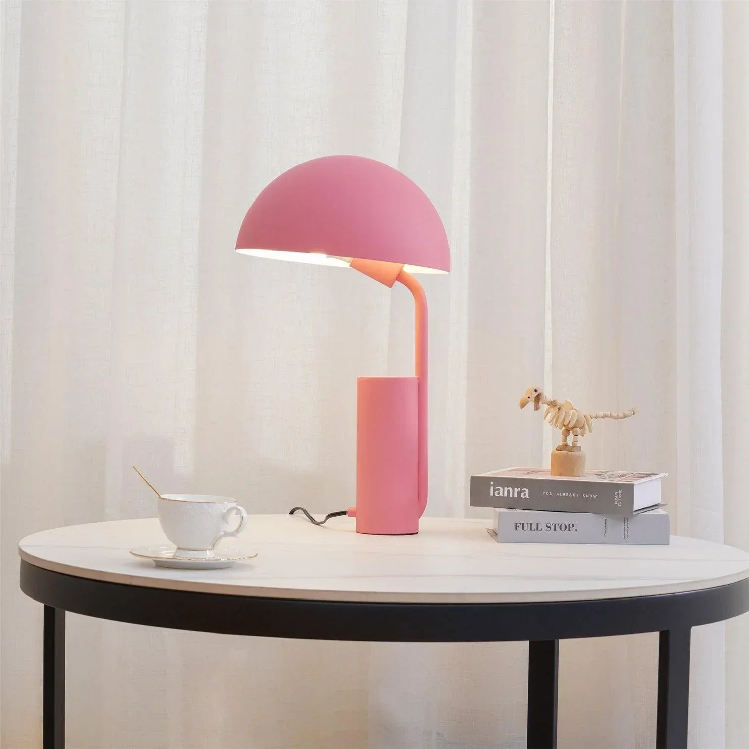 "Justerbar og stilfull Cap bordlampe med geometriske former, tilgjengelig i hvit, rosa og svart. Perfekt for moderne interiør