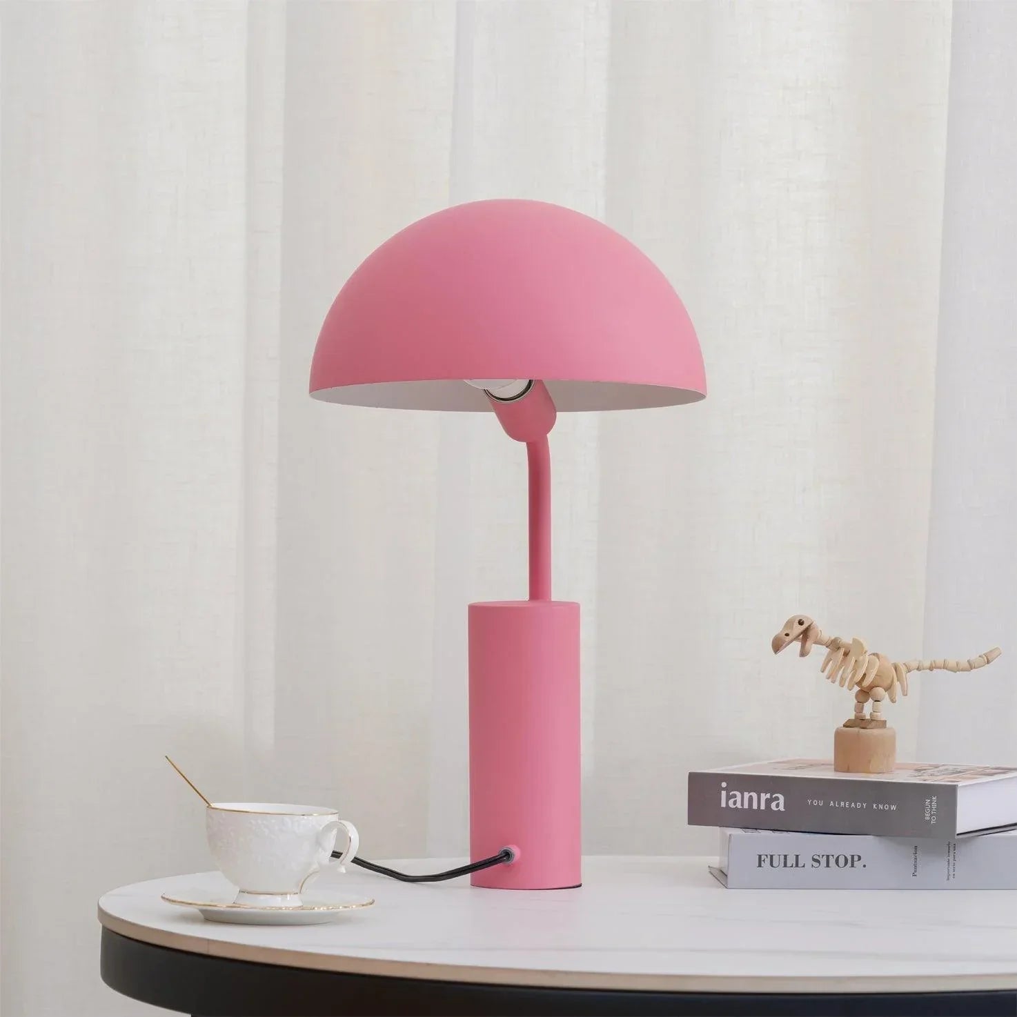 "Justerbar og stilfull Cap bordlampe med geometriske former, tilgjengelig i hvit, rosa og svart. Perfekt for moderne interiør